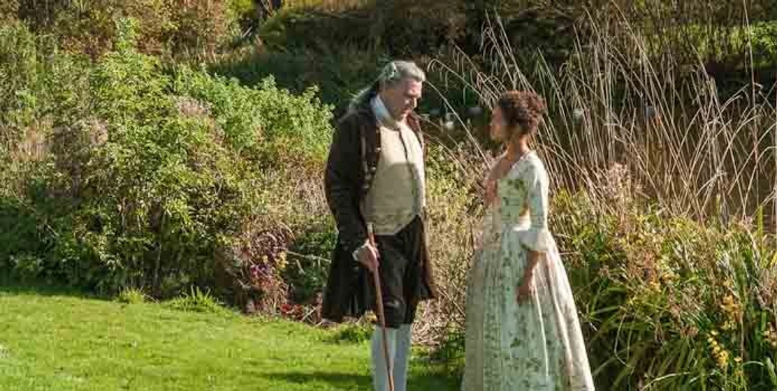 Tom Wilkinson y Gugu Mbatha-Raw en belle-1973