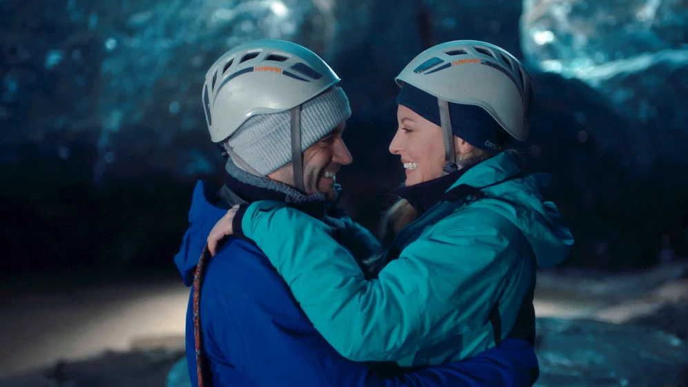 Kaitlin Doubleday y Colin Donnell en amor-en-islandia