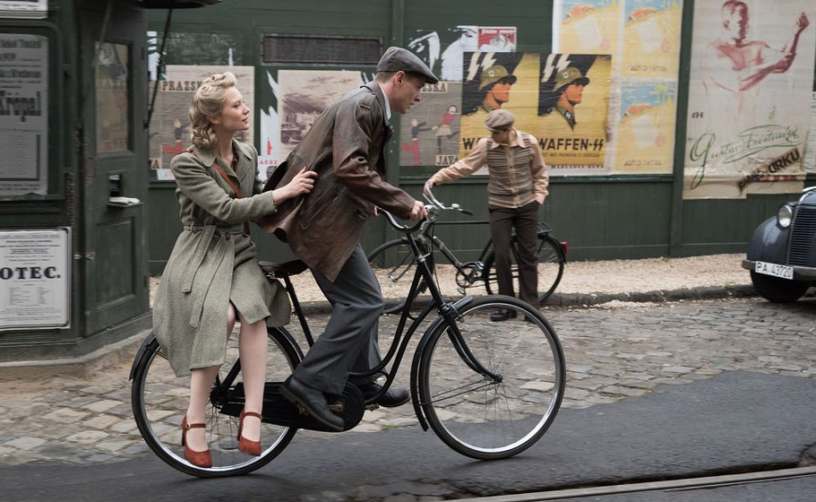 Jack O'Connell y Mia Wasikowska en El Hombre del Corazón de hierro