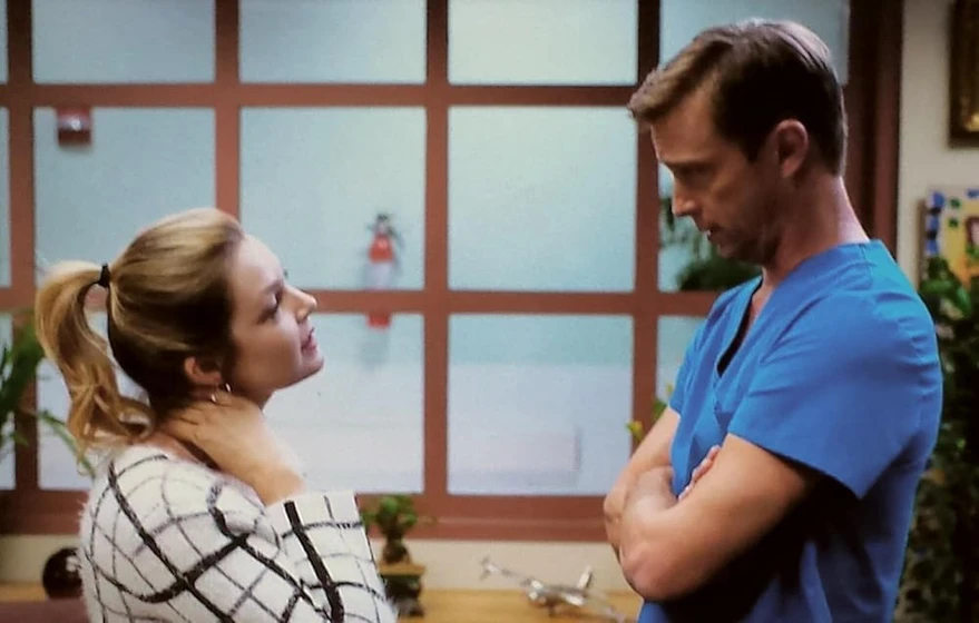 Clare Kramer y Ron Melendez en cita-para-matar