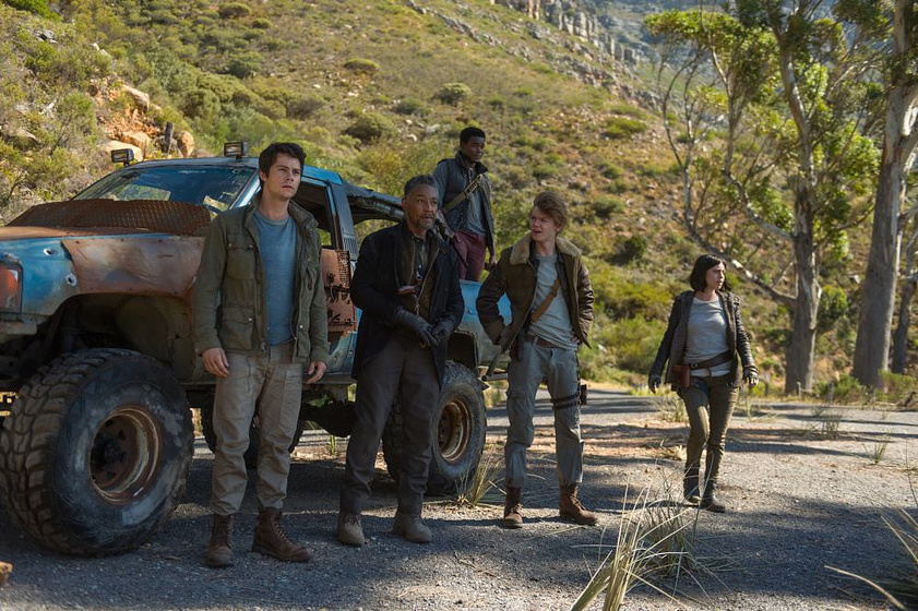 Giancarlo Esposito, Thomas Brodie-Sangster y Dylan O'Brien en El Corredor del laberinto. La Cura mortal