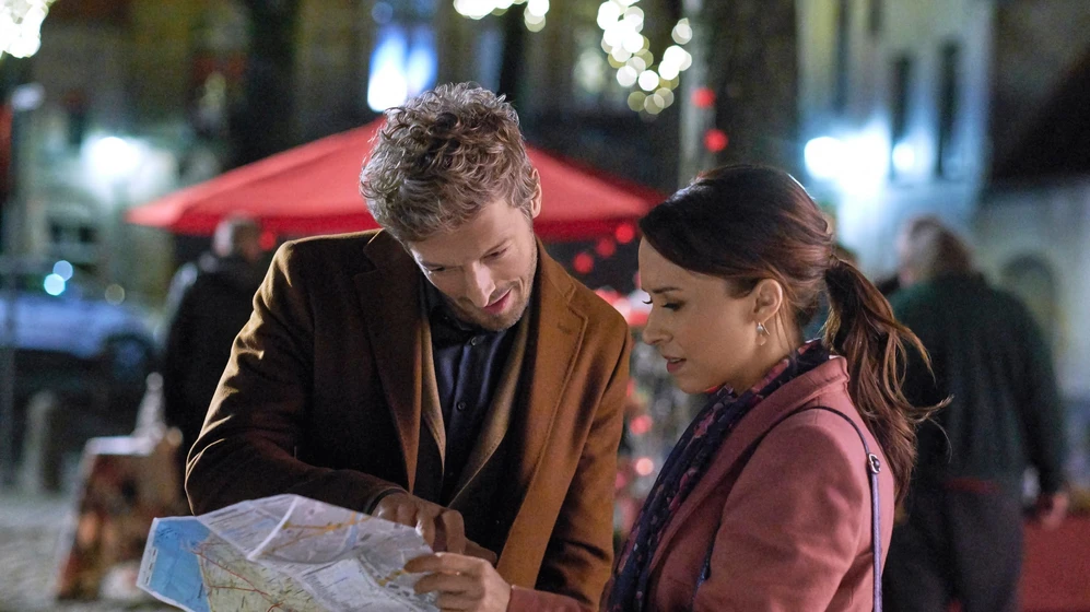 Lacey Chabert y Joseph Olivennes en amor-romance-y-chocolate