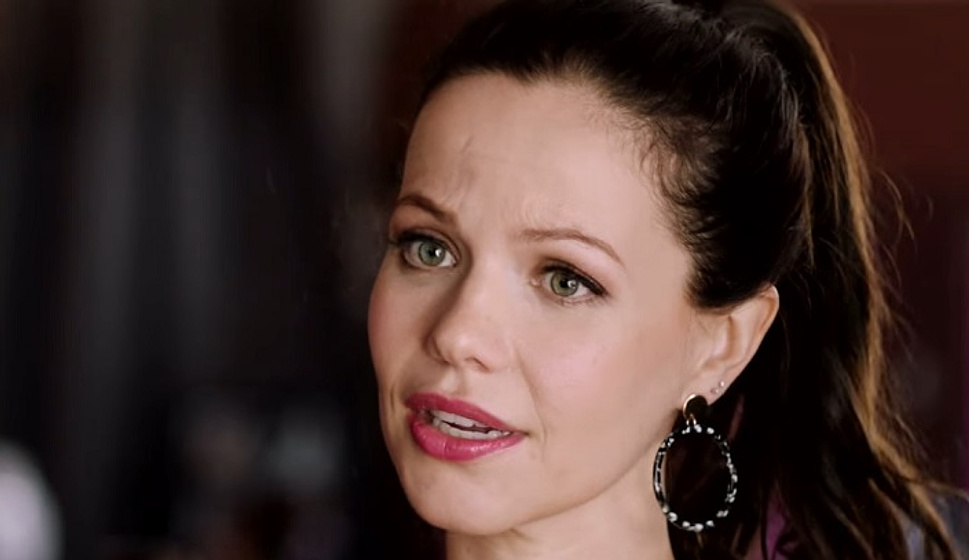 Tammin Sursok en Asesinato en Rojo
