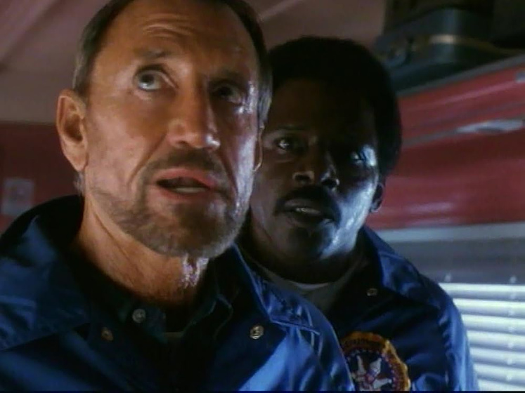 Roy Scheider y John Toles-Bey en evasion-sin-limite-colision