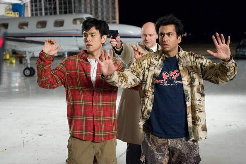 Kal Penn y John Cho en Dos Colgaos Muy Fumaos: Fuga de Guantánamo