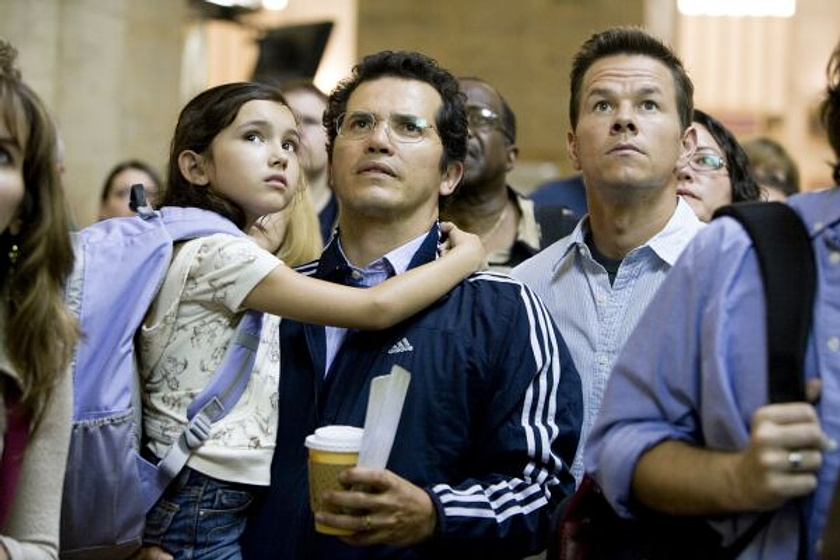 Mark Wahlberg y John Leguizamo en El Incidente