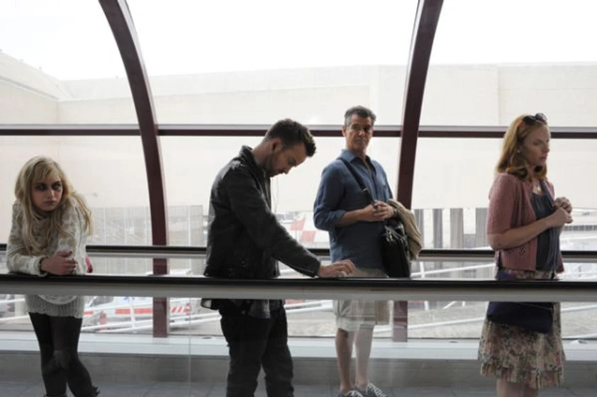 Toni Collette, Pierce Brosnan, Imogen Poots y Aaron Paul en mejor-otro-dia