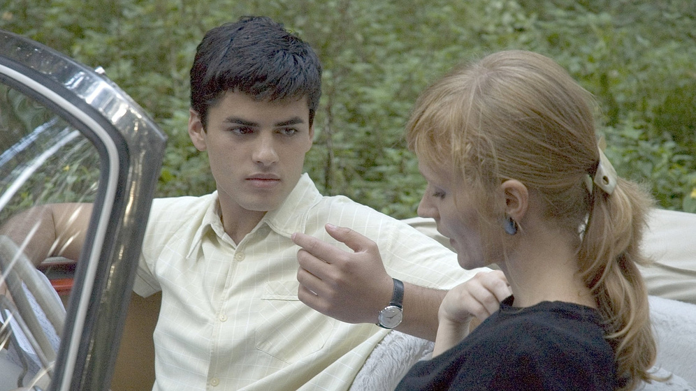 Anna Geislerová y Nik Xhelilaj en The Sorrow of Mrs. Schneider
