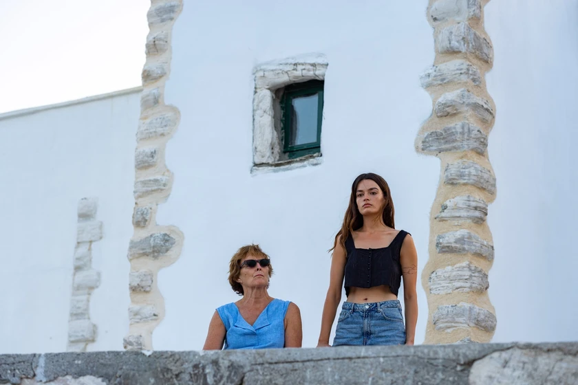 Fiona Shaw y Emma Mackey en agua-salada