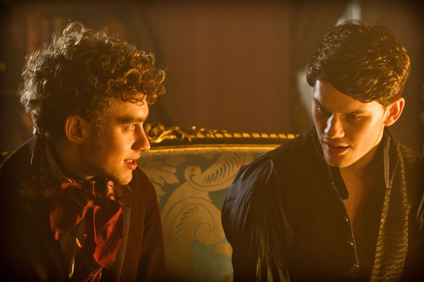 Olly Alexander y Jeremy Irvine en Grandes Esperanzas