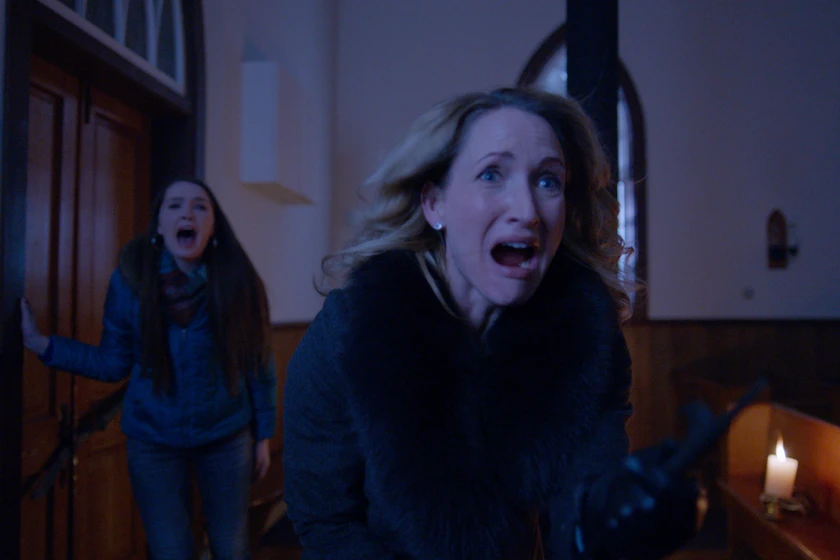 Michelle Nolden y Amy Forsyth en a-christmas-horror-story