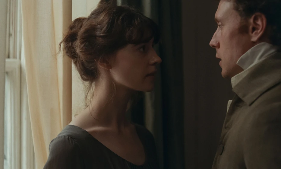 George MacKay y Daisy Edgar-Jones en sentido-y-sensibilidad-2026
