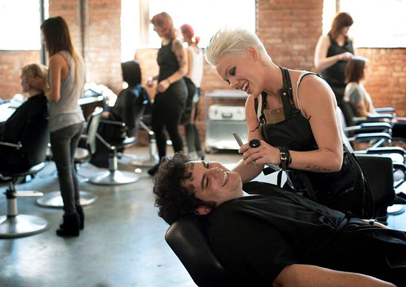 Pink y Josh Gad en Amor sin control