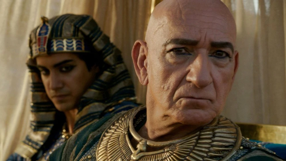 Ben Kingsley y Avan Jogia en tut