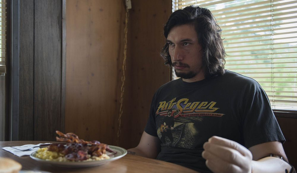 Adam Driver en La Suerte de los Logan