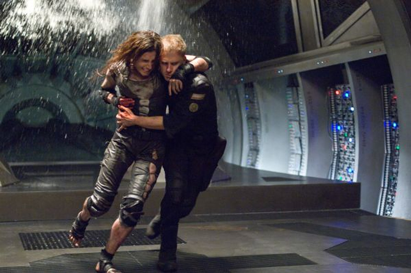 Ben Foster y Antje Traue en Pandorum