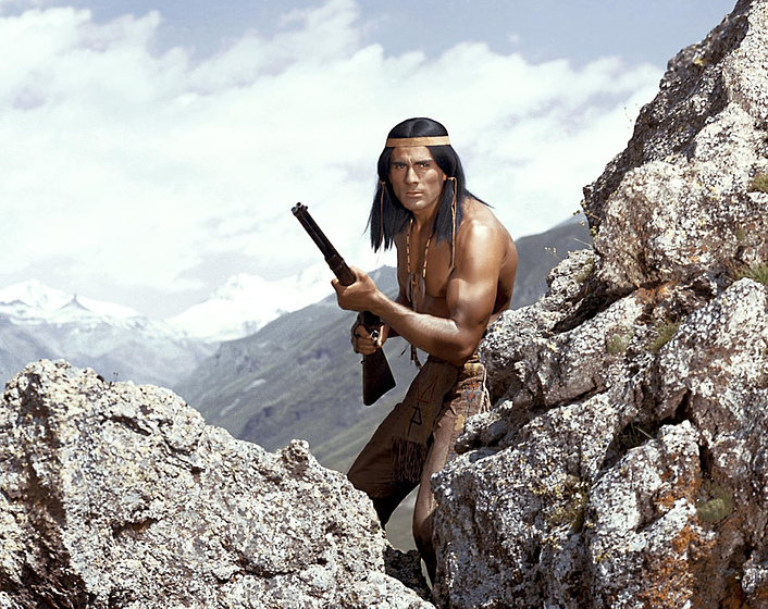 Gojko Mitić en Trail of the Falcon