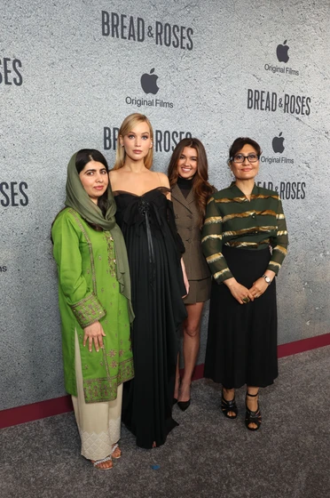 Jennifer Lawrence, Malala Yousafzai y Sahra Mani en bread-roses (Premiere en Los Angeles. Noviembre 2024)