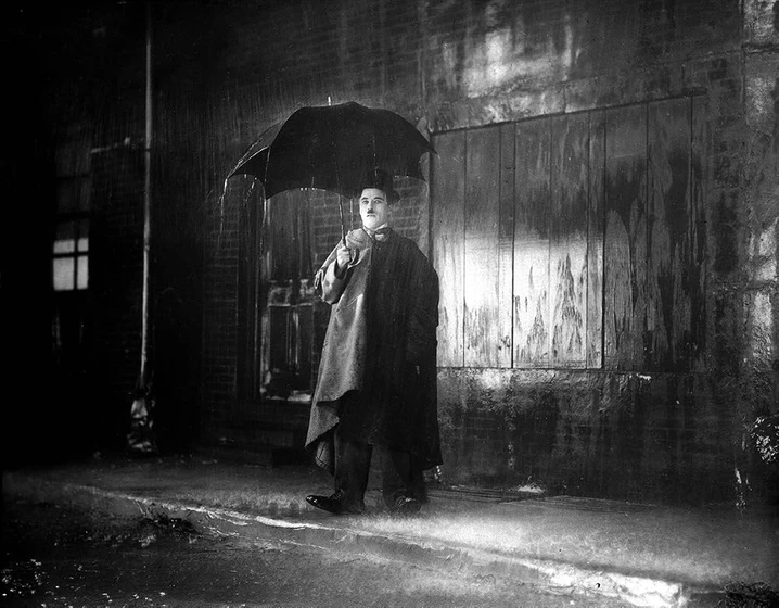 Charles Chaplin en charlot-en-dia-de-paga