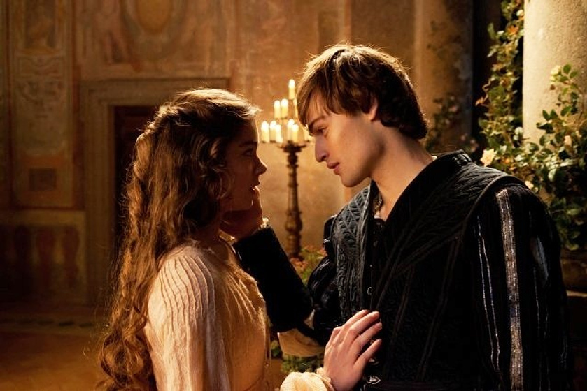 Hailee Steinfeld y Douglas Booth en Romeo and Juliet