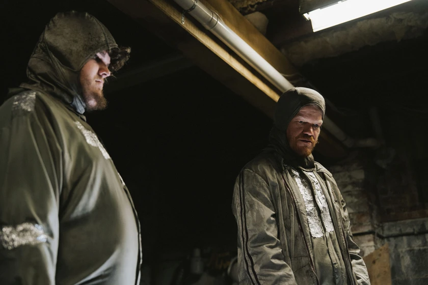 Jesse Plemons y Aidan Delbis en bugonia