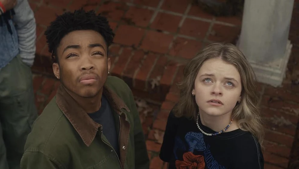 Kylie Rogers y Asante Blackk en paisaje-con-mano-invisible