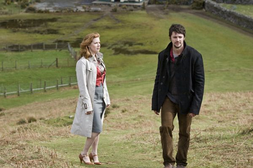 Matthew Goode y Amy Adams en Tenías Que Ser Tú