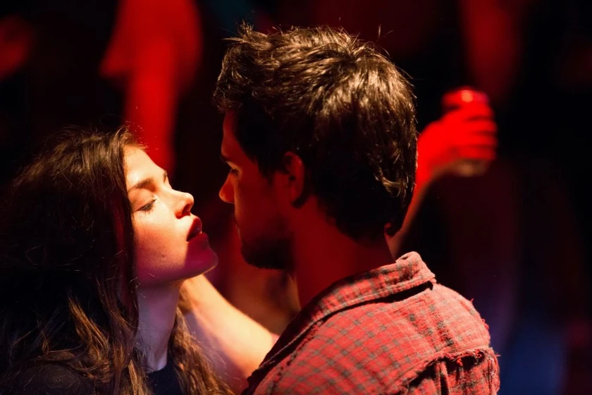 Taylor Lautner y Marie Avgeropoulos en tracers