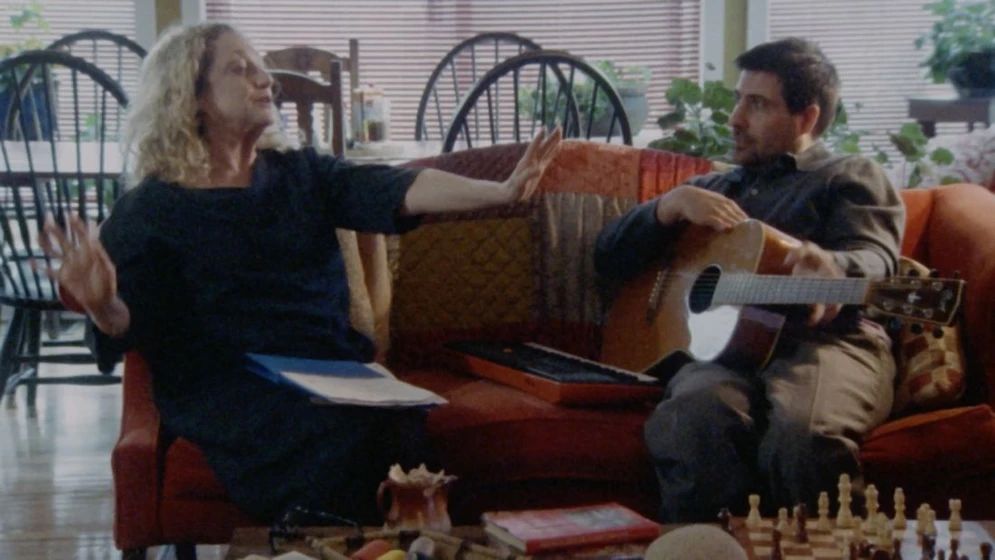 Carol Kane y Jason Schwartzman en entre-los-templos