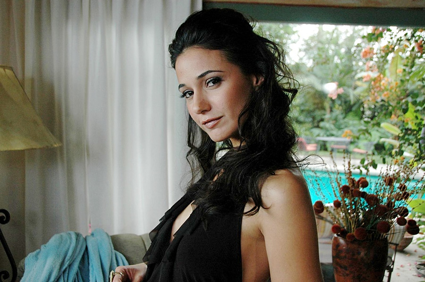 Emmanuelle Chriqui en Elektra Luxx