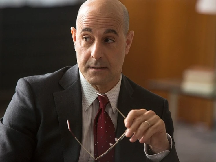 Stanley Tucci en El Quinto Poder