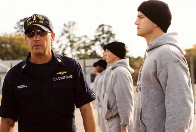 Kevin Costner y Ashton Kutcher en The Guardian