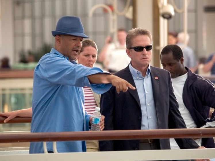 Michael Douglas y Clark Johnson en La Sombra de la Sospecha
