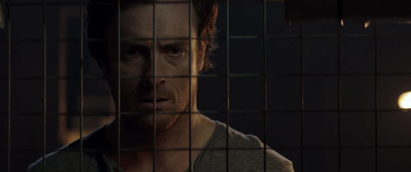 Toby Stephens en the-machine