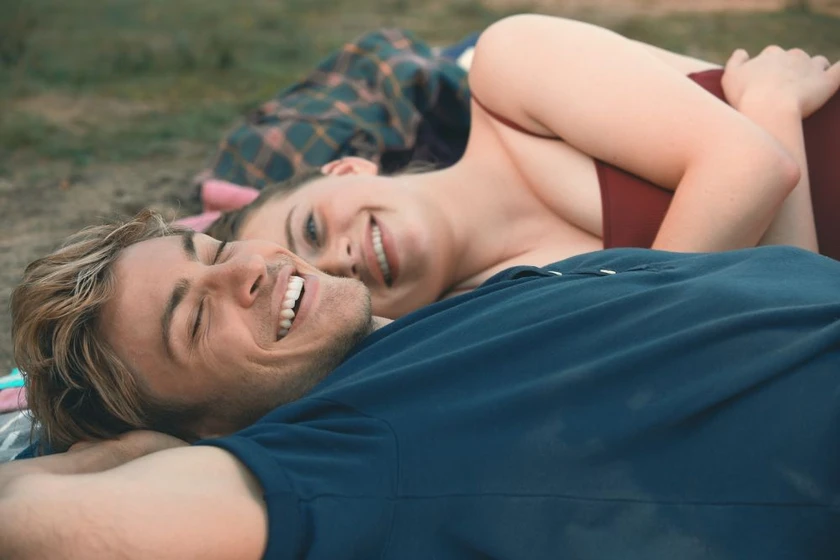 Luna Wedler y Jannik Schümann en cerca-del-horizonte