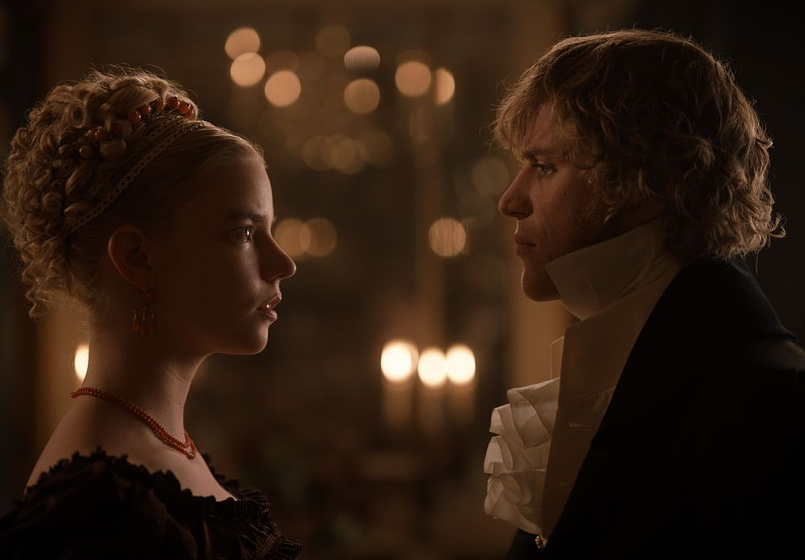 Johnny Flynn y Anya Taylor-Joy en Emma