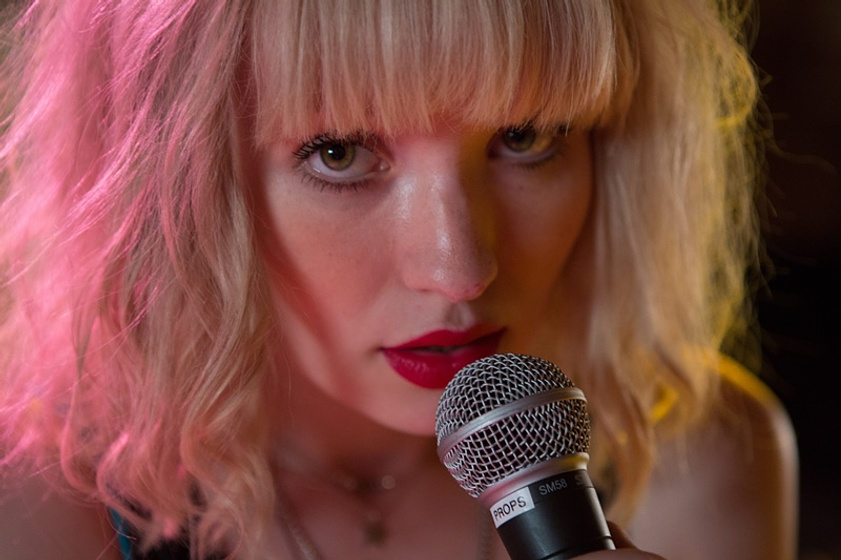 Emily Browning en Plush