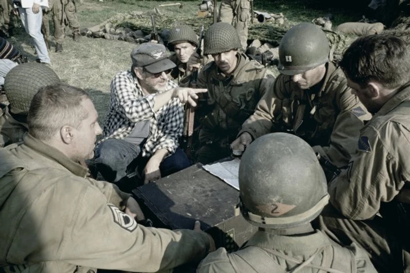 Tom Sizemore, Steven Spielberg, Tom Hanks, Jeremy Davies y Adam Goldberg en salvar-al-soldado-ryan