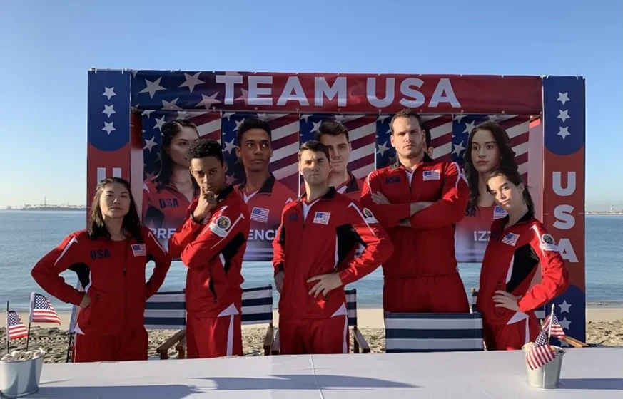 Lauren Gaw, Nate Richman, JT Neal, Camaron Engels y Paulina Alvarez en los-vigilantes-de-malibu-la-nueva-ola