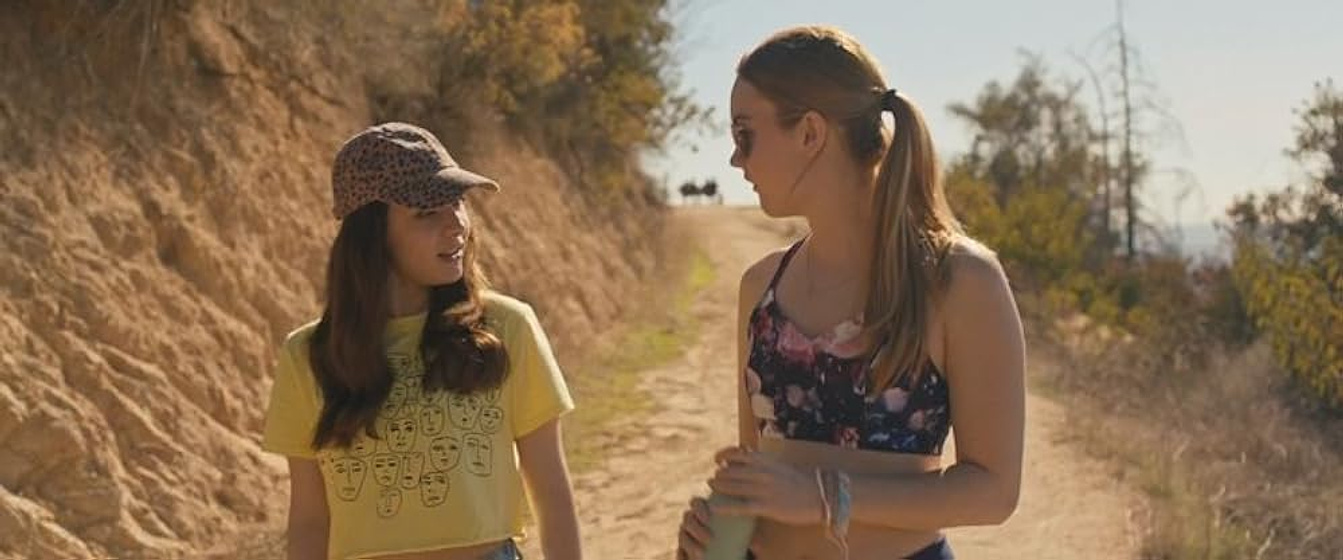 Liana Liberato y Hannah Marks en banana-split
