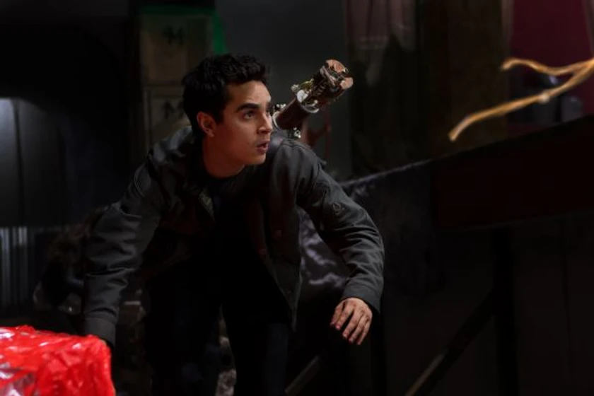 Max Minghella en la-hora-mas-oscura