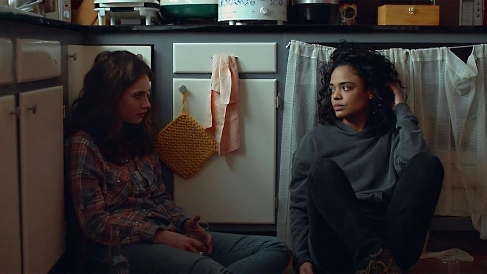 Tessa Thompson y Lily James en little-woods-crossing-the-line