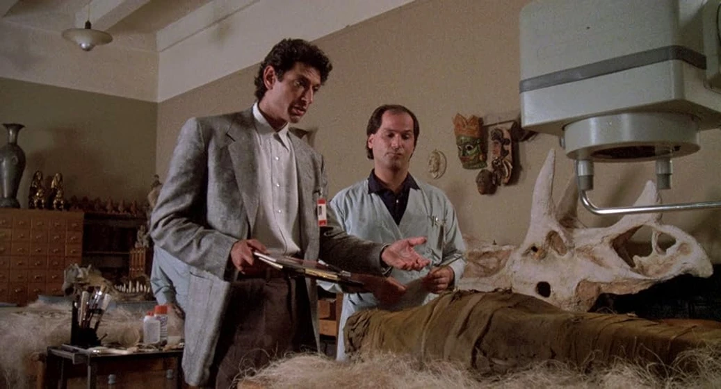 Jeff Goldblum y John Kapelos en el-misterio-de-la-piramide-de-oro