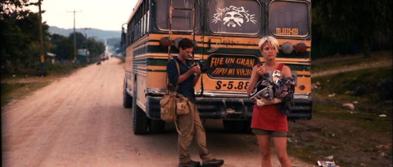 Scoot McNairy y Whitney Able en Monsters