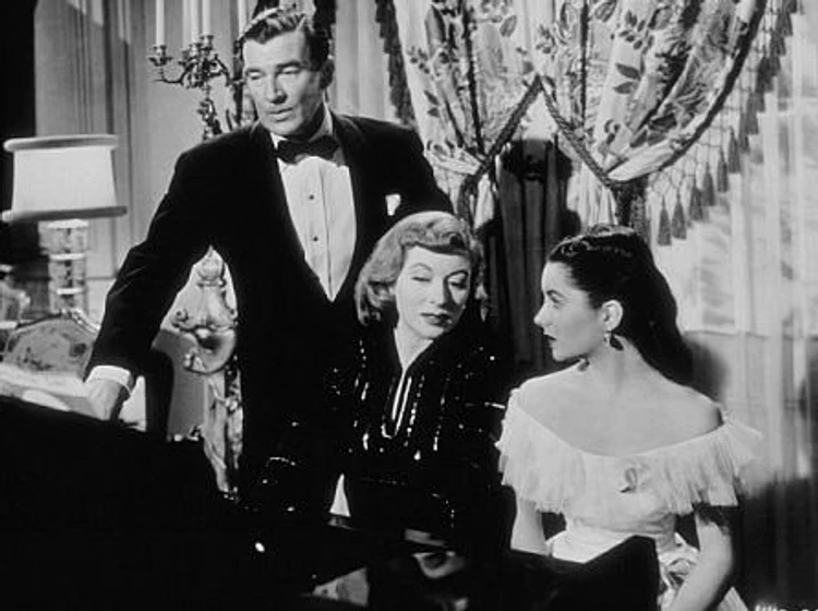 Elizabeth Taylor, Walter Pidgeon y Greer Garson en julia-se-porta-mal