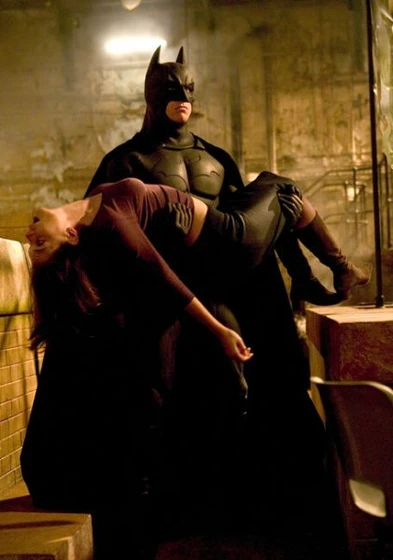 Christian Bale y Katie Holmes en batman-begins