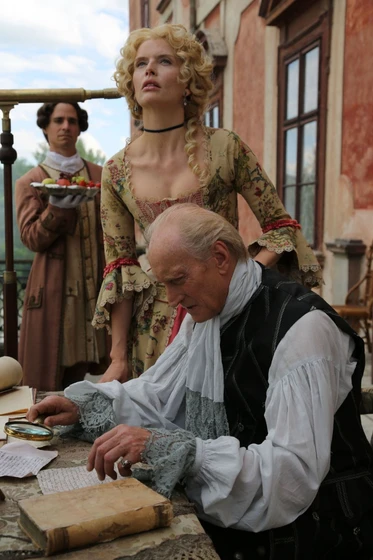 Charles Dance y Anna Churina en el-misterio-del-dragon