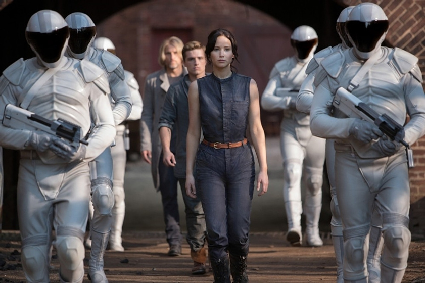 Woody Harrelson, Josh Hutcherson y Jennifer Lawrence en Los Juegos del Hambre. En Llamas
