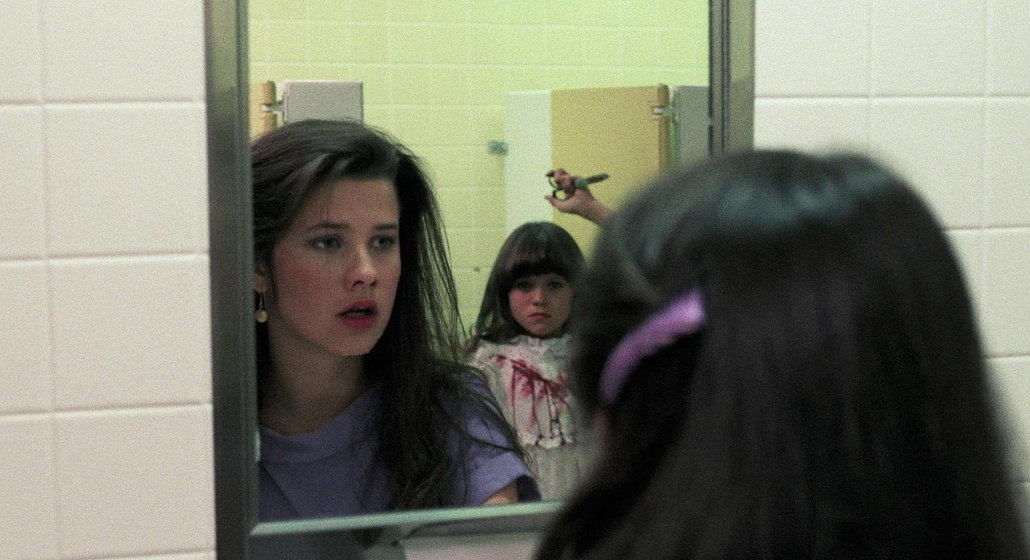 Daphne Zuniga y Christi Michelle Allen en La Iniciación