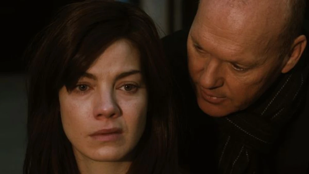 Michael Keaton y Michelle Monaghan en atrapada-en-la-oscuridad